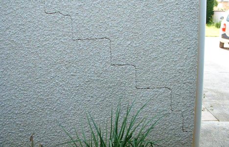 Fissures en escalier sur les façades