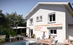 Façades Maison Famille Piscine Déjeuner