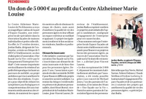 Jordan Badia remet un chèque de 5000 euros à Jean-Vincent Lauron.