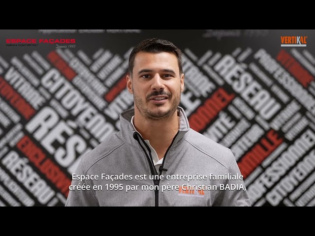 Homme parlant devant un fond Espace Façades.