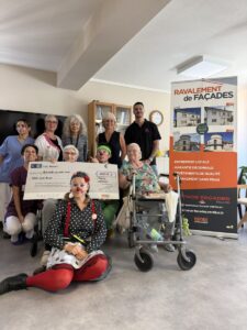 Groupe de personnes tenant un chèque, Espace Façades.