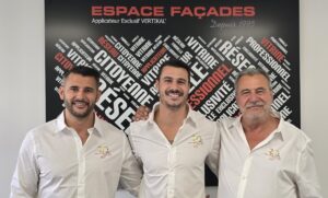 Trois hommes en chemise blanche devant un panneau Espace Façades.