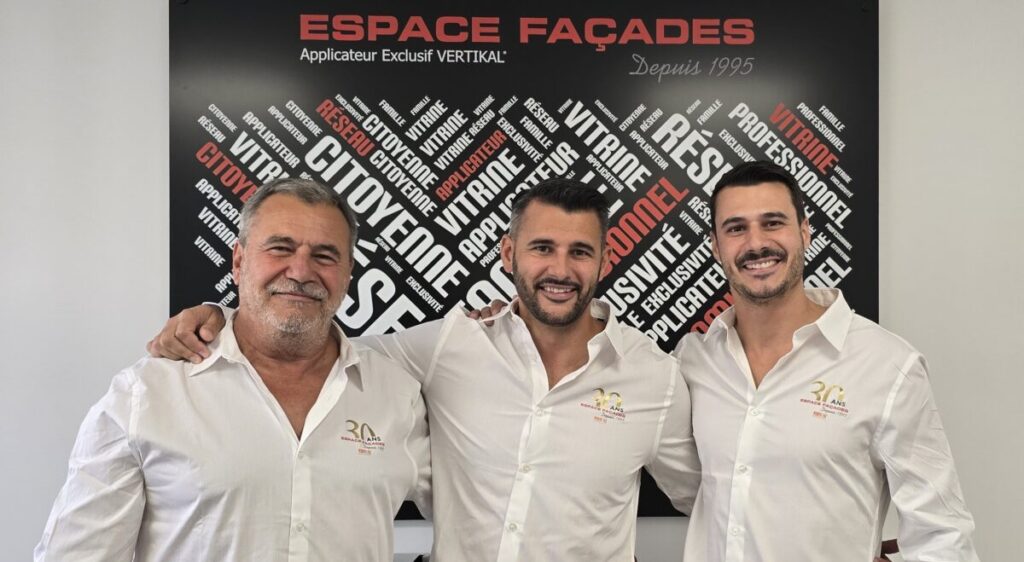 Trois hommes en chemise blanche devant un panneau Espace Façades.
