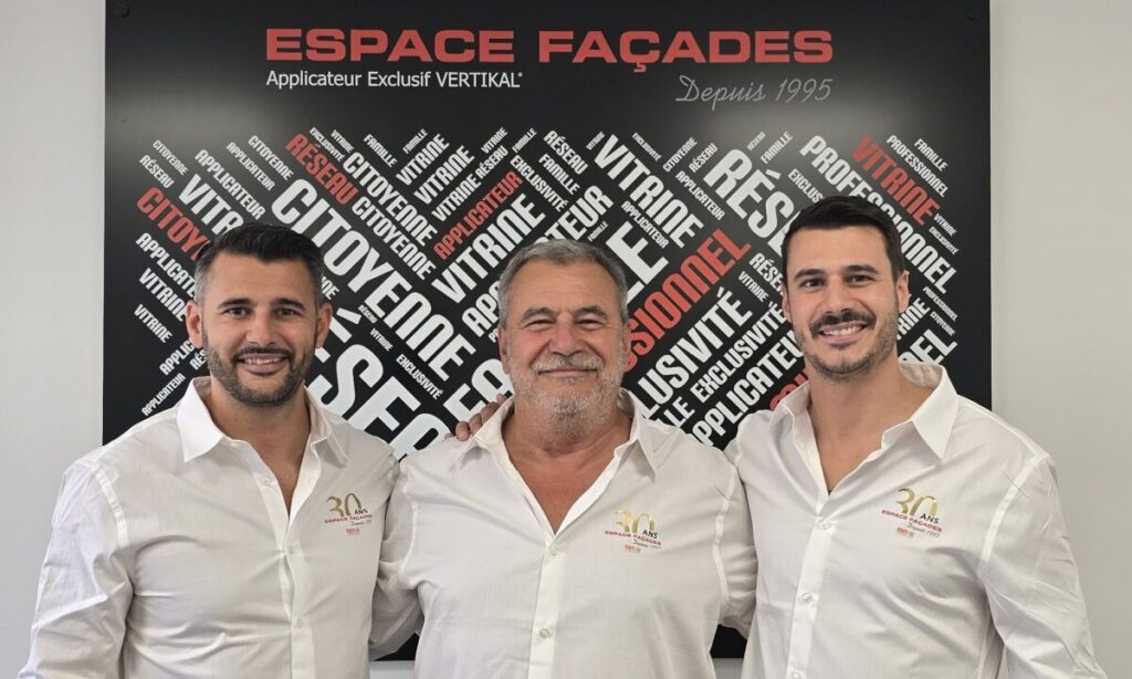 Hommes en chemises blanches devant un panneau Espace Façades.