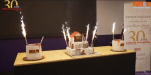 Cake avec 30 bougies, célébration 30 ans Espace Façades.