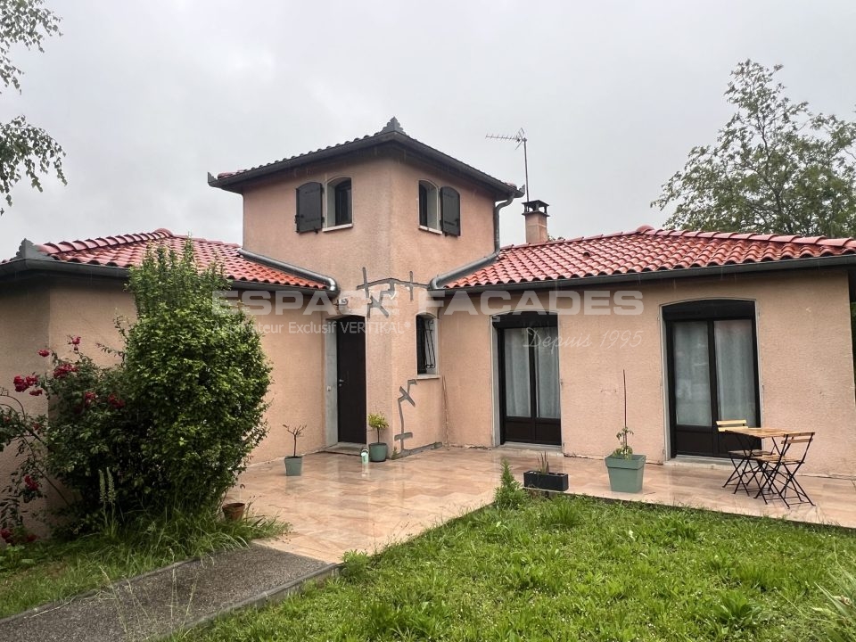 Maison avec façade rénovée par Espace Façades, jardin et patio