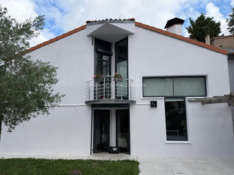 Façade de maison rénovée en enduit blanc par Espace Façades