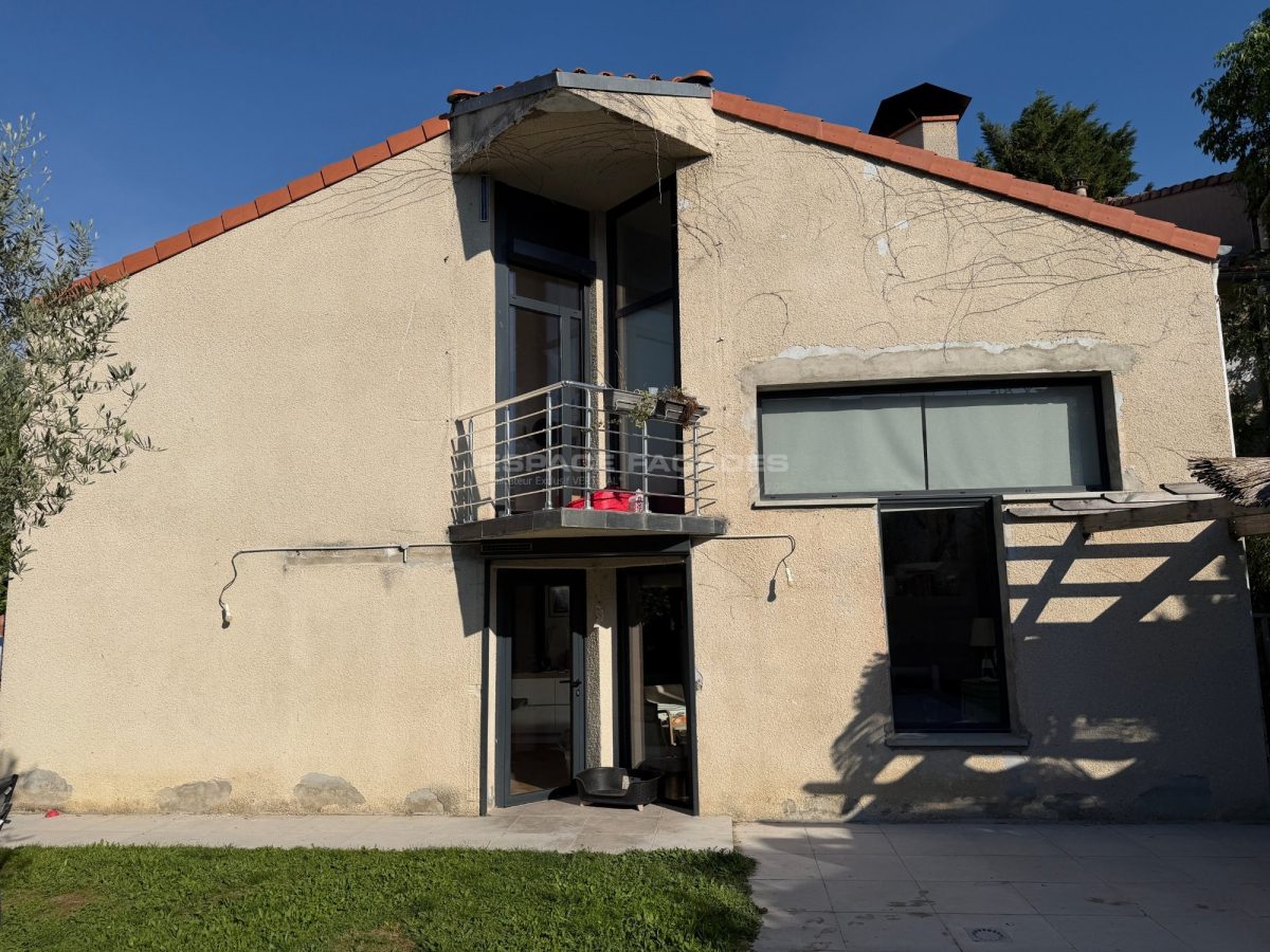 Façade de maison à rénover avec balcon et grandes baies, Espace Façades
