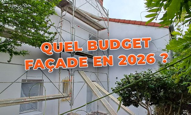 Façade en rénovation avec échafaudage et texte Quel budget façade en 2026 ?