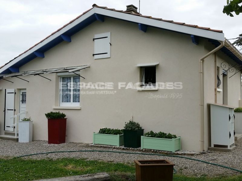 Façade de maison rénovée avec enduit clair par Espace Façades