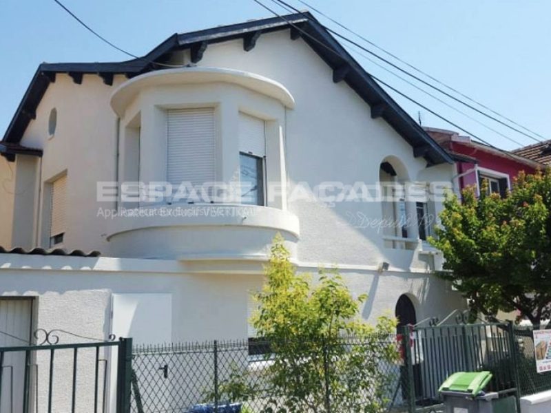 Ravalement de façade blanche d'une maison par Espace Façades