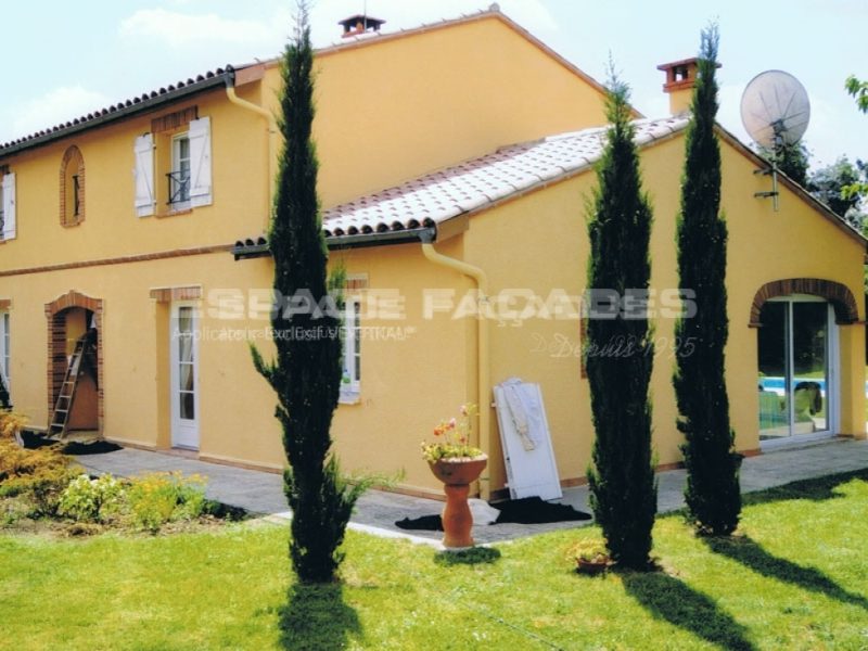 Façade de maison jaune rénovée par Espace Façades