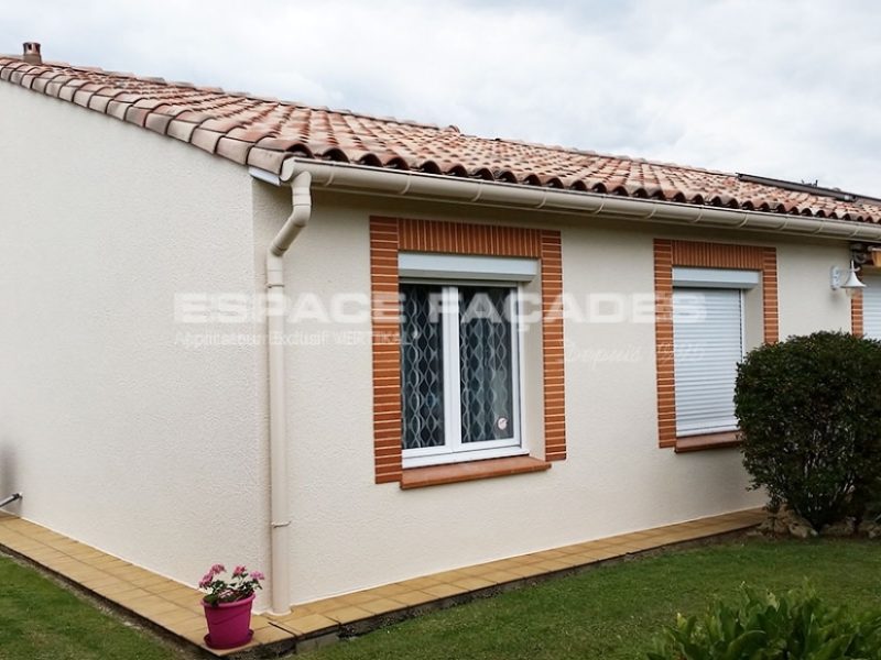Façade de maison rénovée par Espace Façades avec enduit blanc