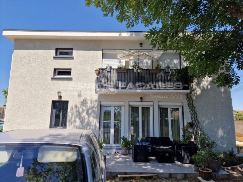 Façade de maison rénovée avec balcon par Espace Façades
