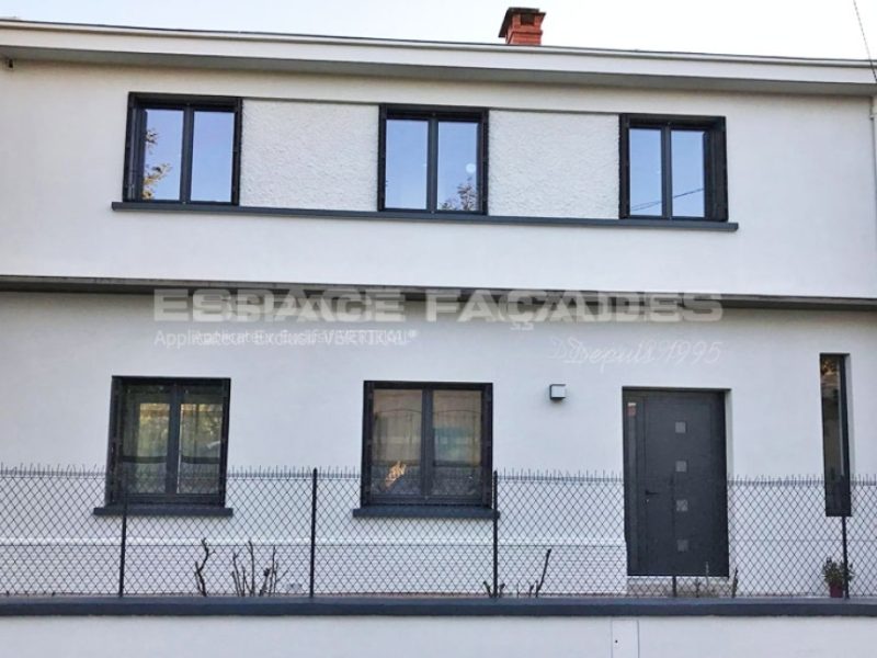 Façade de maison rénovée par Espace Façades avec enduit blanc et menuiseries