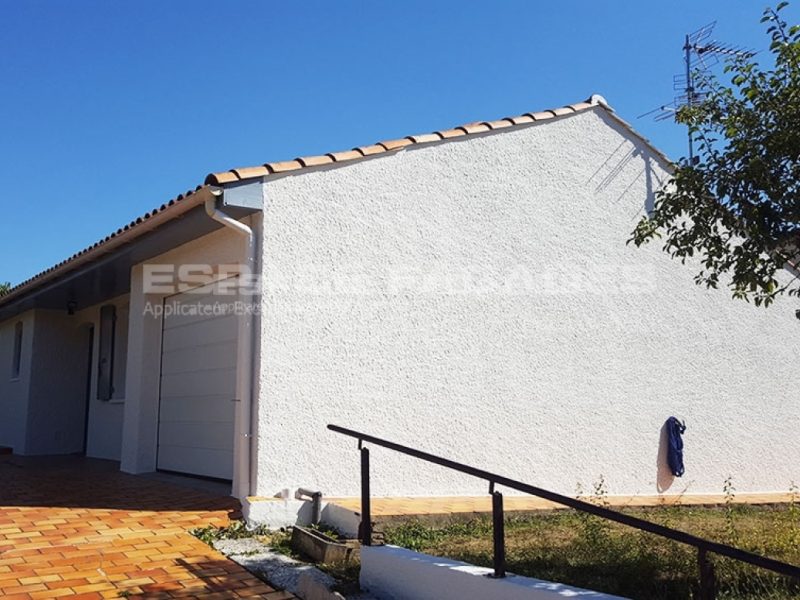 Façade de maison rénovée avec enduit blanc par Espace Façades