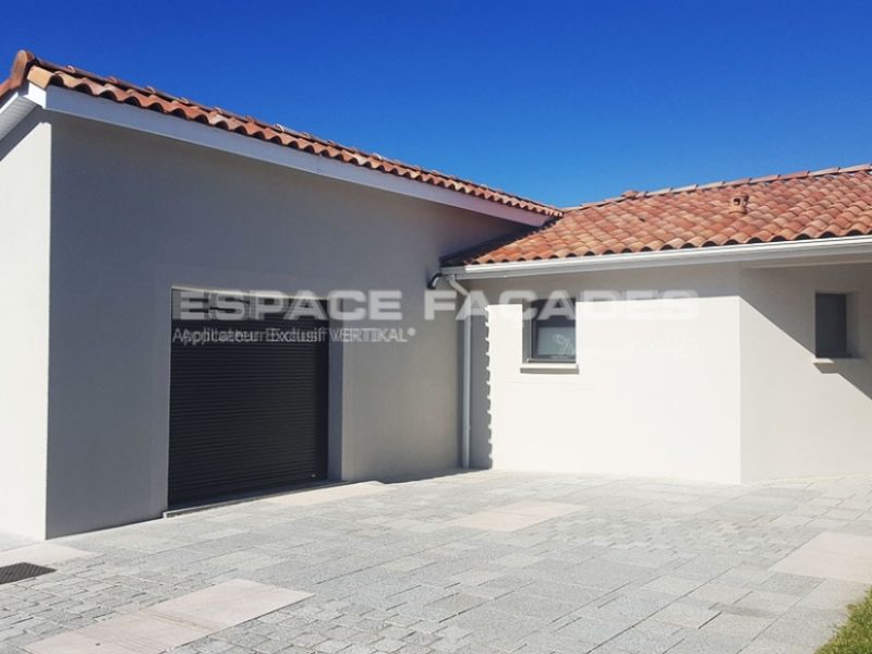 Façade de maison rénovée avec enduit clair par Espace Façades