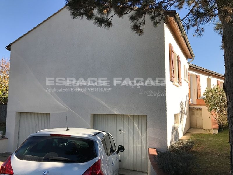 Façade de maison rénovée par Espace Façades avec enduit blanc