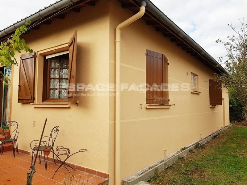 Façade de maison rénovée avec volets bois par Espace Façades