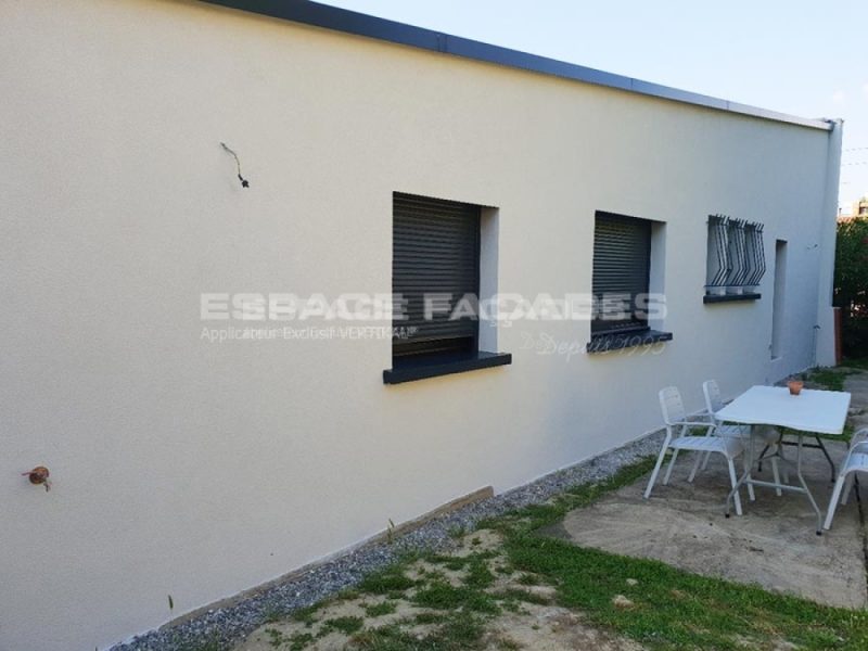 Façade de maison rénovée par Espace Façades avec volets roulants noirs
