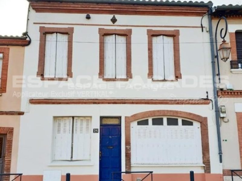 Façade de maison rénovée avec volets blancs par Espace Façades