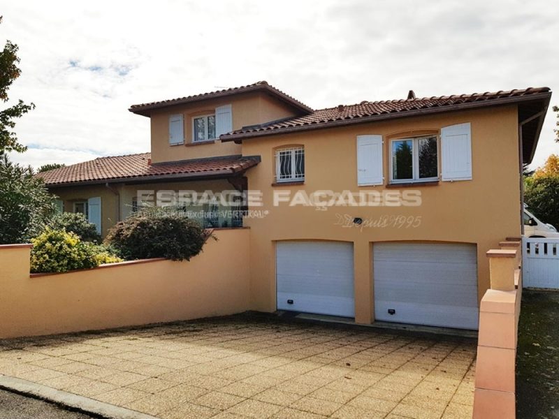 Maison rénovée avec façade ocre et double garage par Espace Façades