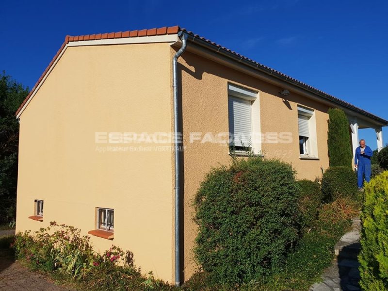 Façade de maison rénovée par Espace Façades avec enduit beige et jaune