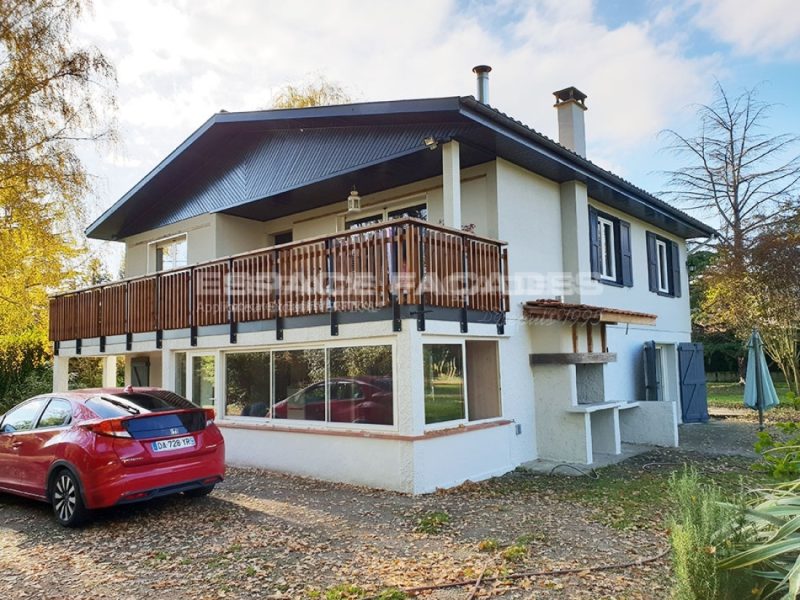 Maison rénovée avec balcon en bois par Espace Façades
