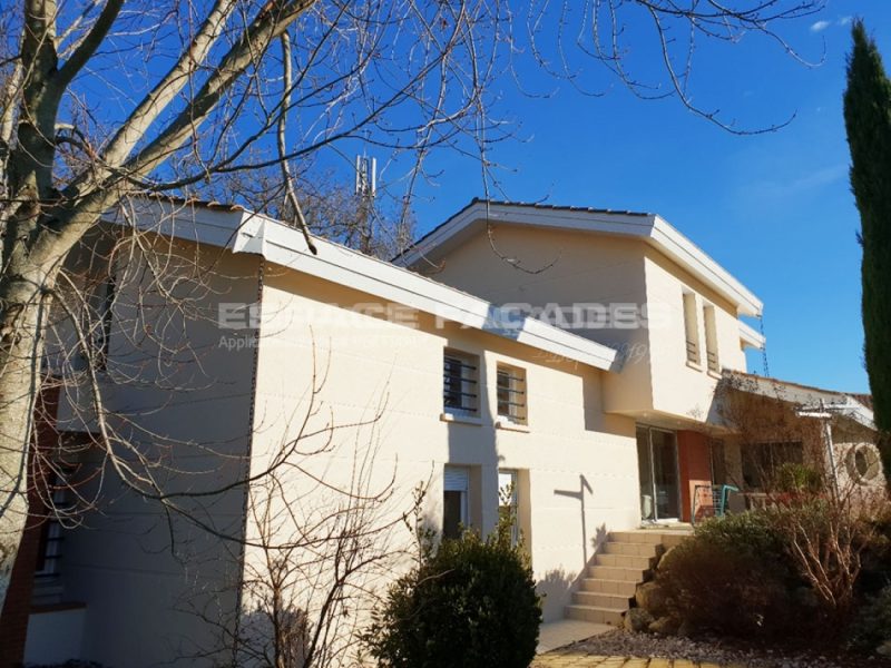Façade de maison rénovée avec enduit clair par Espace Façades