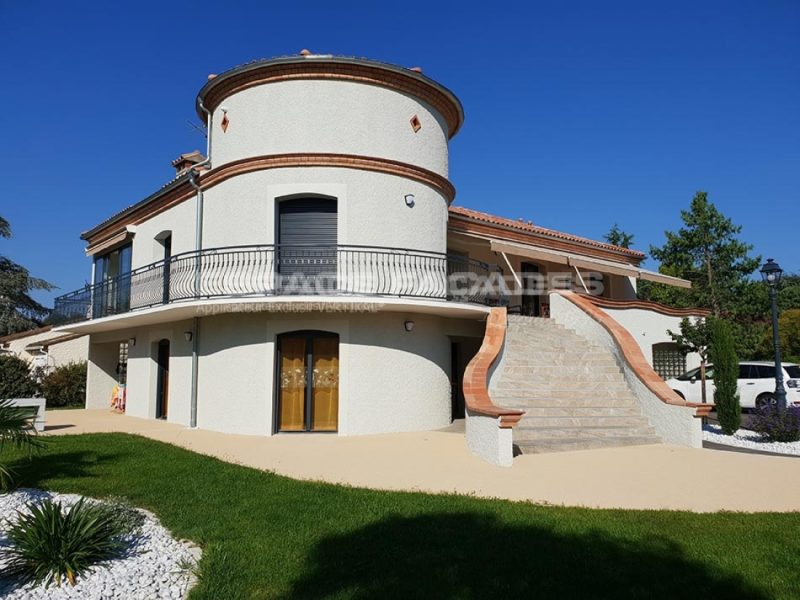 Façade de villa arrondie rénovée par Espace Façades