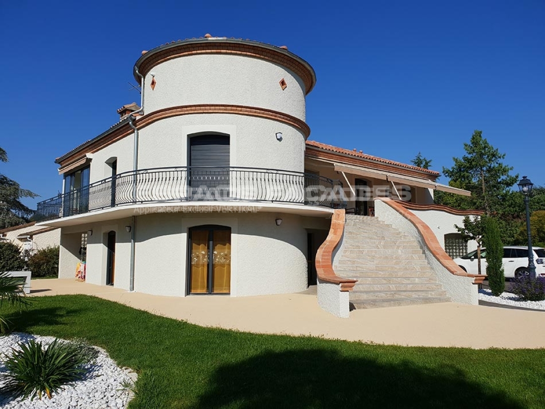 Façade de villa arrondie rénovée par Espace Façades