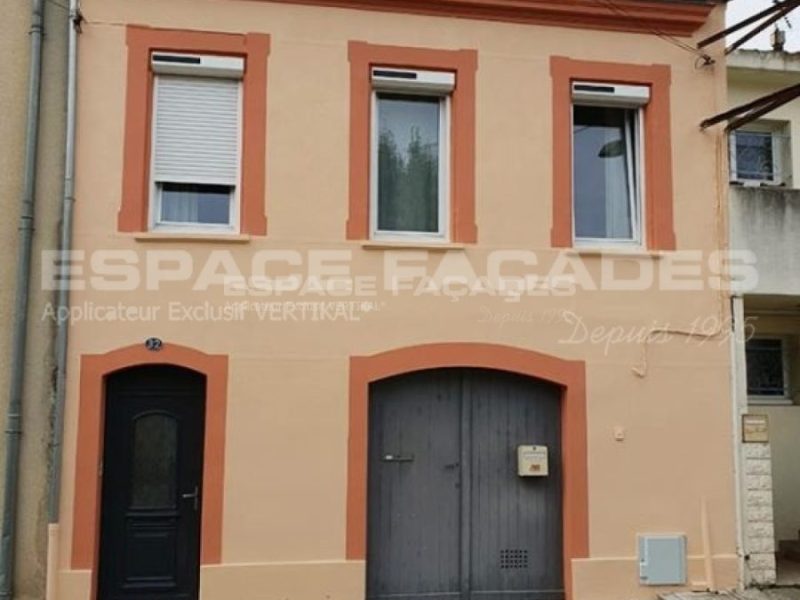 Façade de maison rénovée beige et terracotta par Espace Façades