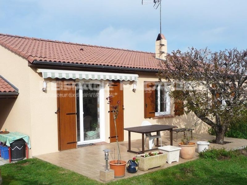 Façade de maison rénovée par Espace Façades avec volets en bois