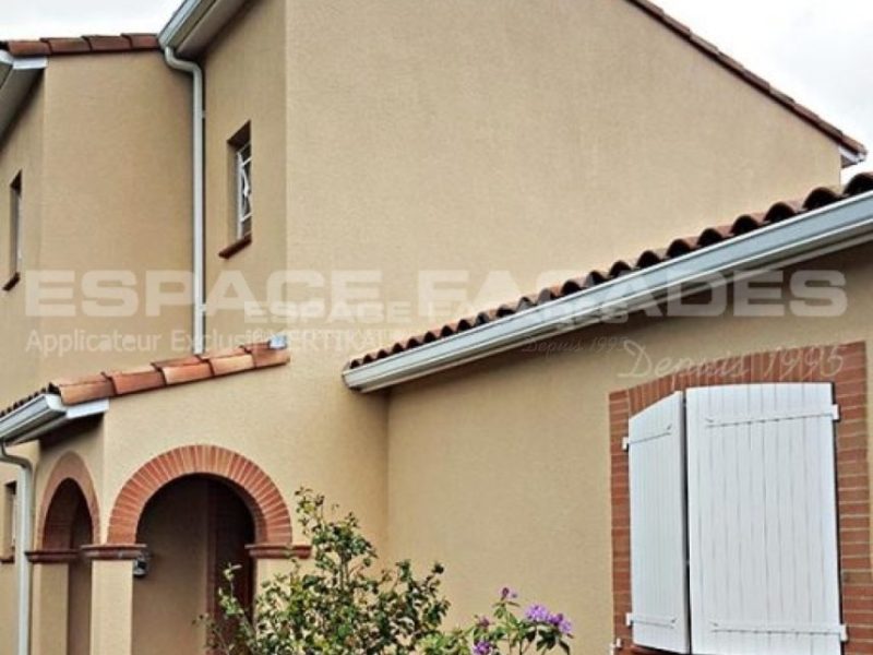 Façade de maison enduite beige rénovée par Espace Façades