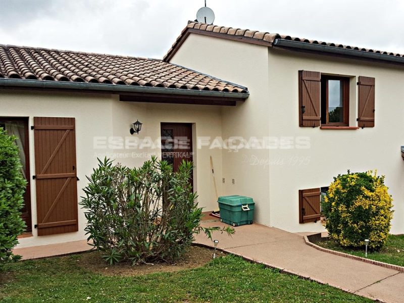 Façade de maison rénovée avec enduit clair par Espace Façades