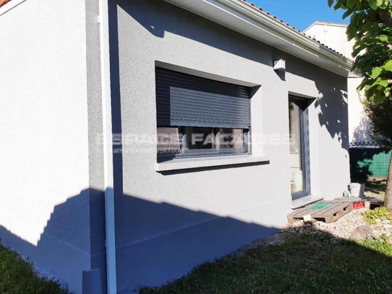 Ravalement de façade gris clair avec volet roulant par Espace Façades
