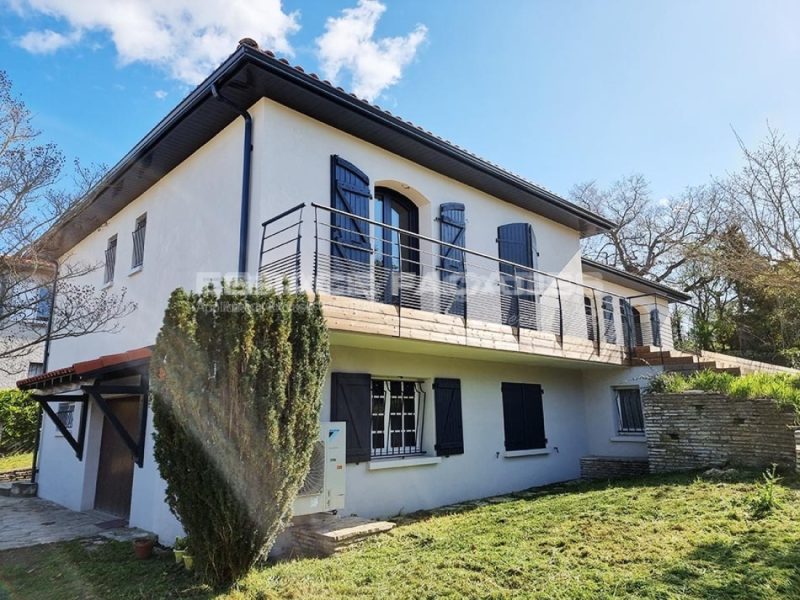 Façade de maison rénovée avec balcon et volets bleus par Espace Façades