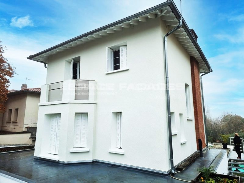 Ravalement de façade blanche de maison par Espace Façades
