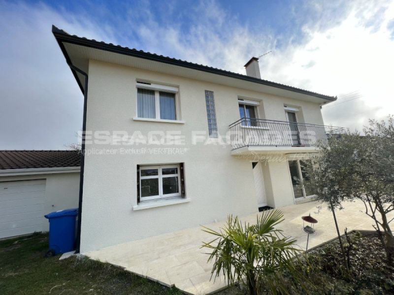Façade de maison rénovée avec balcon par Espace Façades
