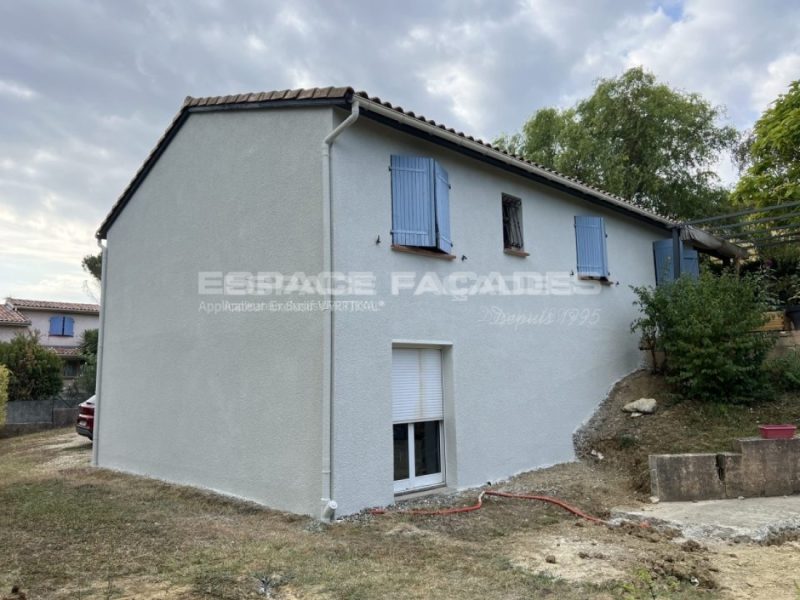 Façade de maison rénovée avec enduit blanc par Espace Façades
