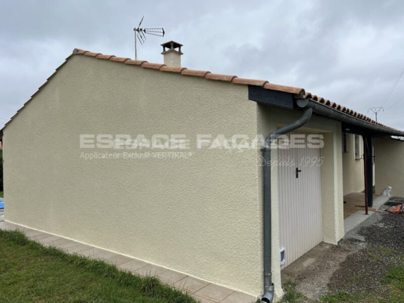 Façade de maison rénovée avec enduit clair par Espace Façades