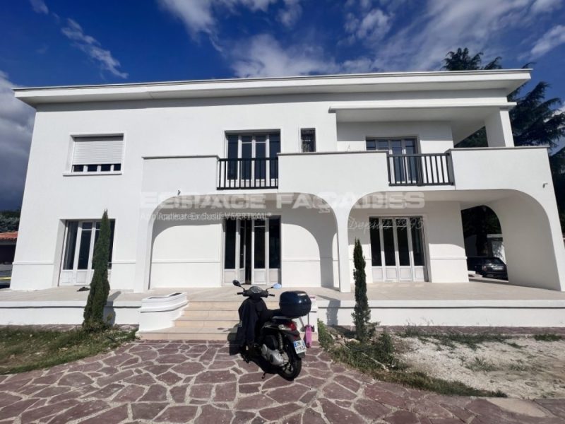 Façade de maison blanche rénovée par Espace Façades avec balcon