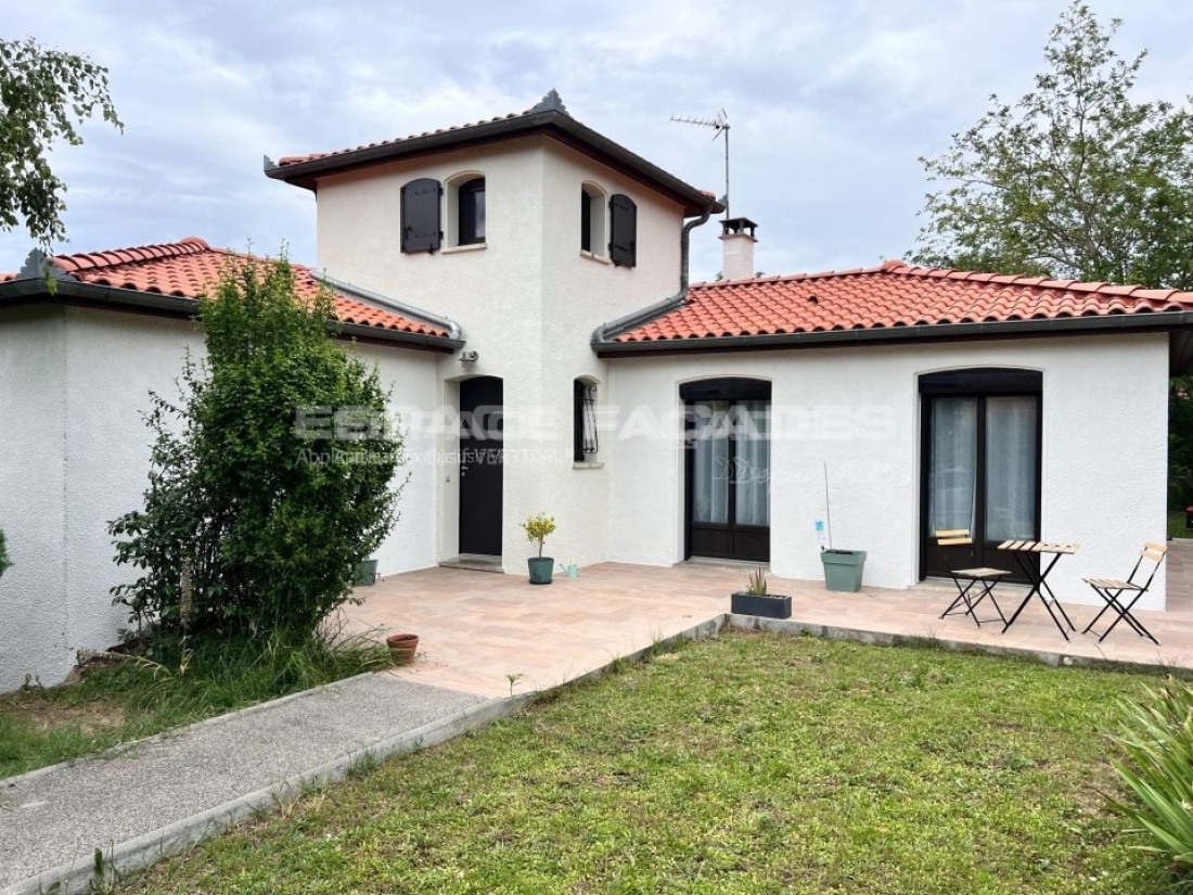 Façade de maison rénovée avec enduit blanc par Espace Façades