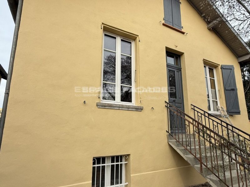 Façade rénovée de maison individuelle par Espace Façades