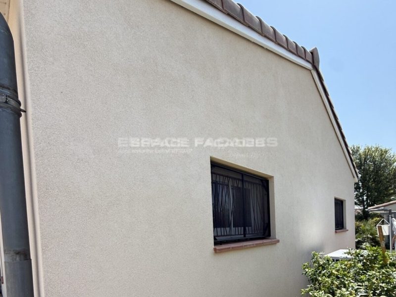Façade de maison rénovée par Espace Façades avec enduit clair
