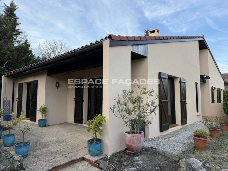Façade de maison rénovée avec enduit clair par Espace Façades
