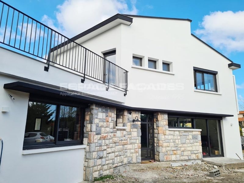 Rénovation de façade de maison contemporaine par Espace Façades