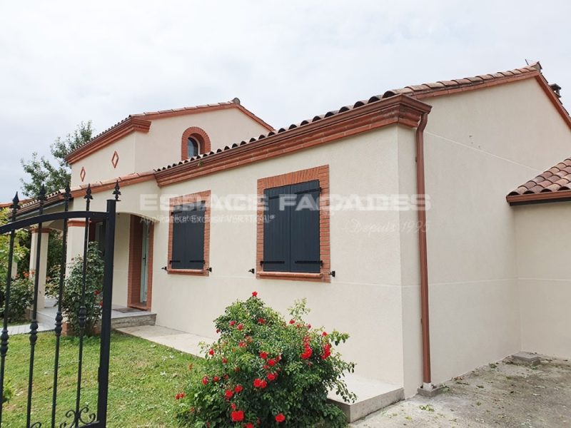 Façade de maison rénovée avec enduit clair par Espace Façades