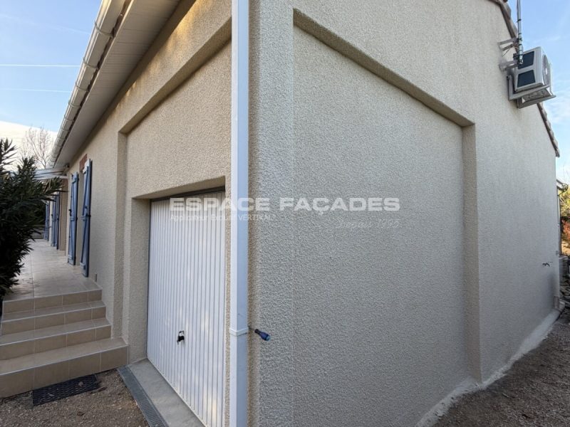 Façade de maison rénovée avec enduit clair par Espace Façades