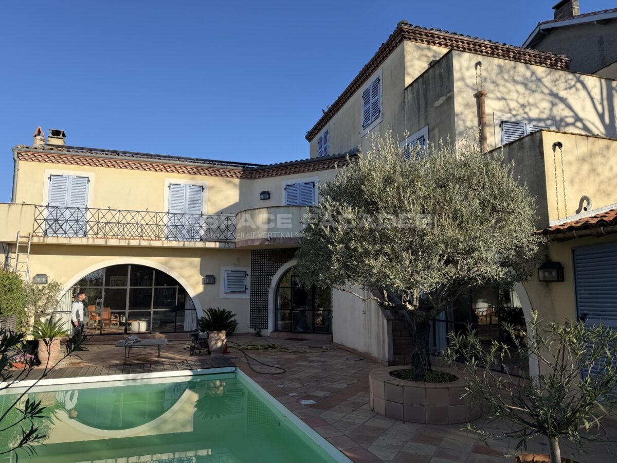 Façade de maison avec volets et piscine, rénovation Espace Façades